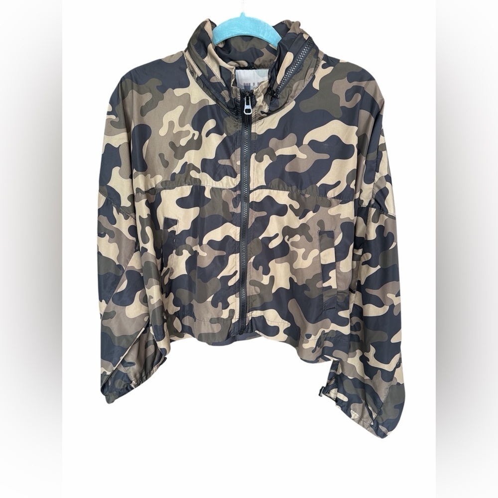 LOVE TREE Cropped Camo Wind Breaker size large